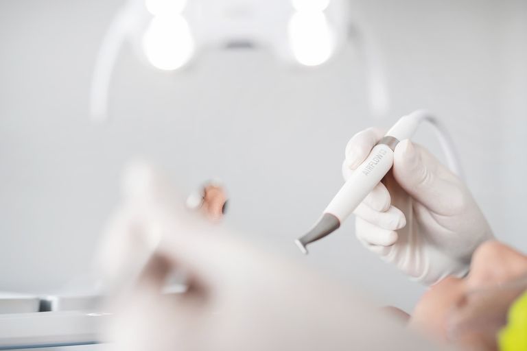 Lieber vorbeugen als reparieren: Moderne Prophylaxe für jede Lebensphase in der Praxis Schulz in Henstedt-Ulzburg.