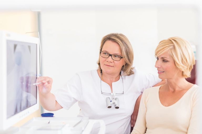 Zahnfleischrückgang früh stoppen: Praxis Schulz in Henstedt-Ulzburg zeigt Ursachen, Risiken und präventive Maßnahmen für gesundes Zahnfleisch.