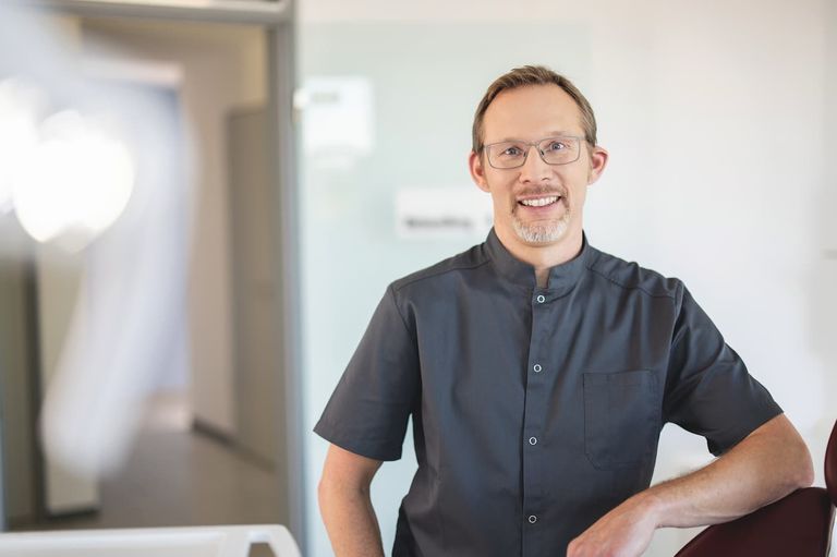 Zahnimplantate unterstützen Ihre Gesundheit und Longevity: Erfahren Sie, wie moderner Zahnersatz den Alterungsprozess positiv beeinflusst – Praxis Schulz in Henstedt-Ulzburg. 