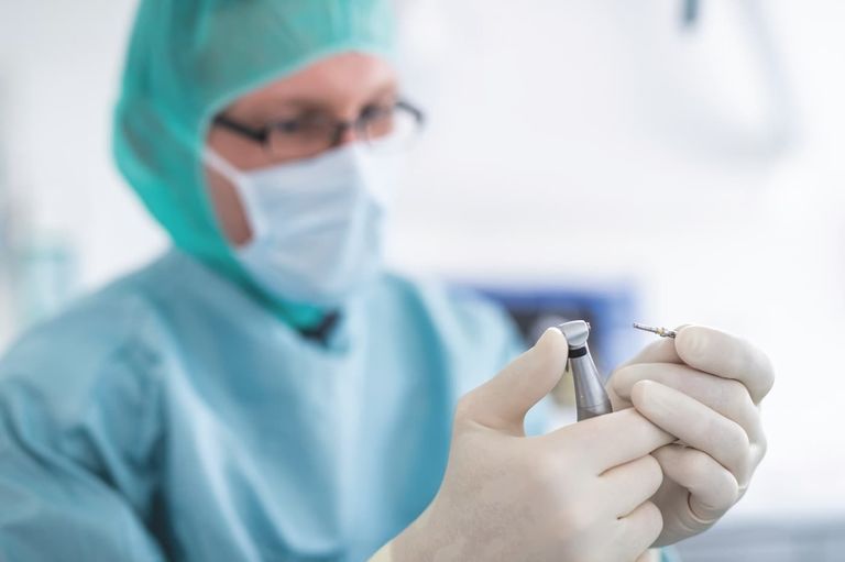 Sofort feste Zähne dank Immediacy-Konzept: In der Praxis Schulz in Henstedt-Ulzburg ersetzen wir verlorene Zähne in nur einer Behandlung mit modernen Implantaten – schnell, präzise, ästhetisch.