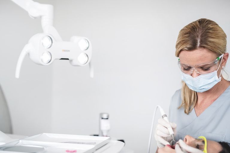 Mund und Körper im Gleichgewicht: Ganzheitliche Vorsorge für die Zahngesundheit in der Praxis Schulz in Henstedt-Ulzburg.